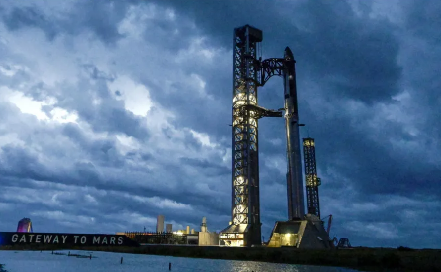 SpaceX Delays Starship Launch as Musk’s Trillion-Dollar IPO Plans Move Closer