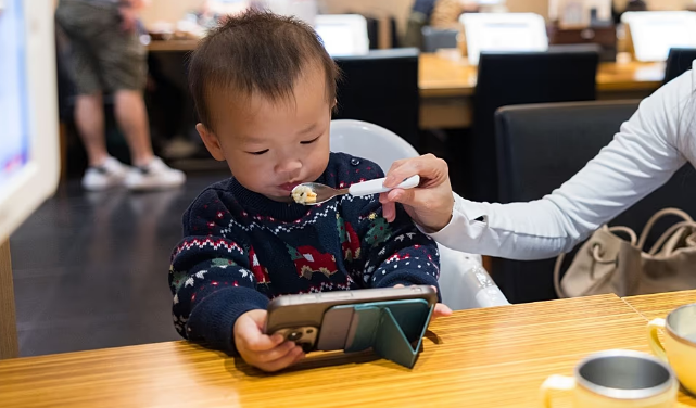 Study Urges No Screen Time for Children Under Two Over Development Concerns