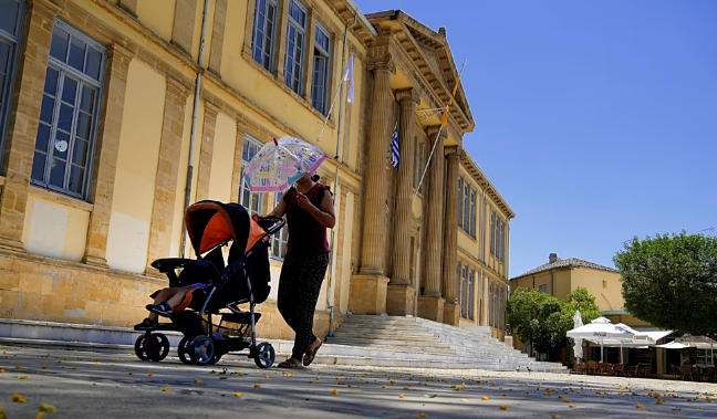 Experts Warn Parents to Take Extra Care as Heatwaves Put Children at Greater Risk