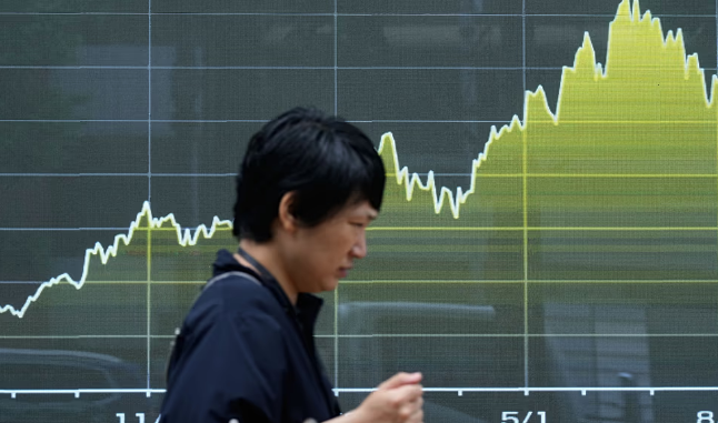 Japan’s 10-Year Bond Yield Hits 30-Year High as Economic Growth Slows