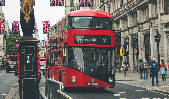 UK Wage Growth Slows as Middle East Crisis Adds to Cost-of-Living Pressures